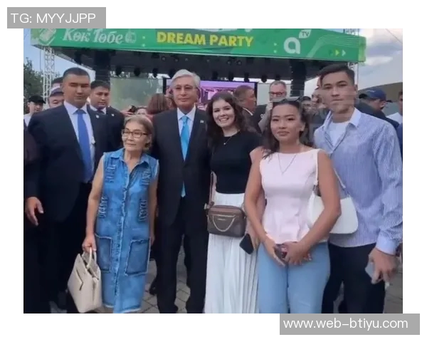 瓜帅赛后与主裁亲切交流竖起大拇指表达赞赏与尊重