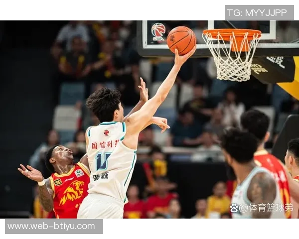 CBA赛场意外瞬间杨瀚森抢篮板时肘击加福德面部引发关注