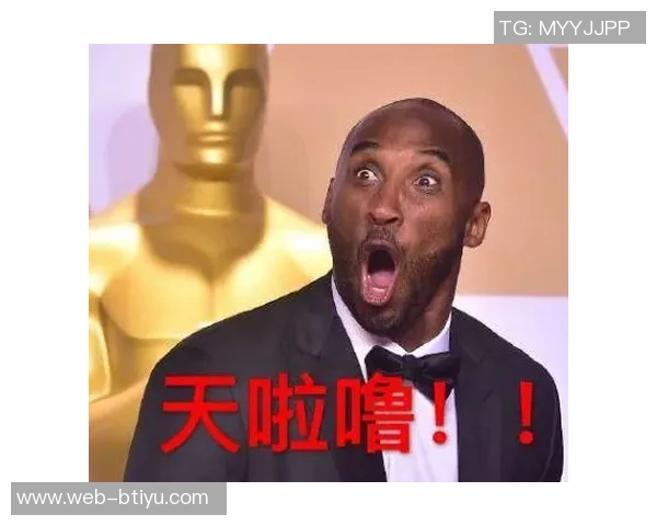 尼克斯新秀科勒克致敬科比与冠军奖杯合影展现传奇风范